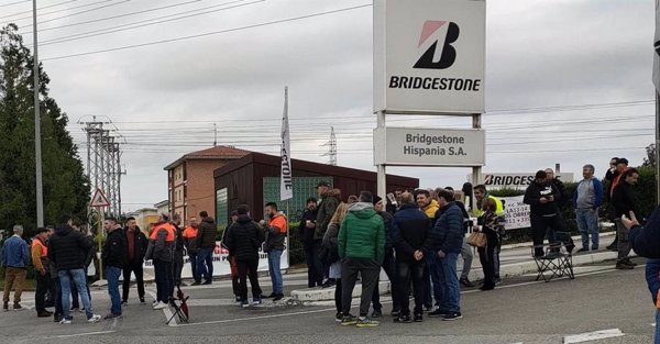La plantilla de Bridgestone en Puente San Miguel realiza su séptima jornada de huelga por el ERE