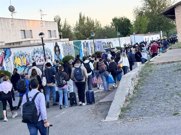 Malagón (Ciudad Real) refugia en su pabellón polideportivo a casi 300 viajeros de un tren varado por el apagón