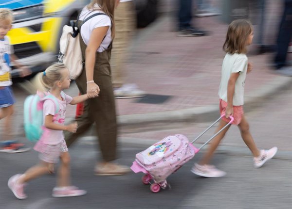 (AMP) Los centros educativos en Galicia permanecen abiertos, pero no habrá actividad lectiva ni transporte