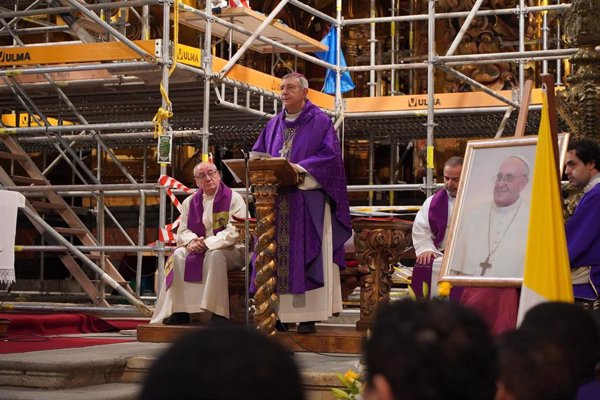 El obispo de Salamanca oficia la misa funeral por el Papa Francisco en la Iglesia de la Clerecía