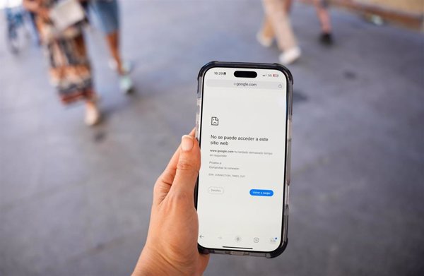 Melilla sufre más de 10 horas de caída de internet y telefonía pese a no verse afectada por el corte de luz