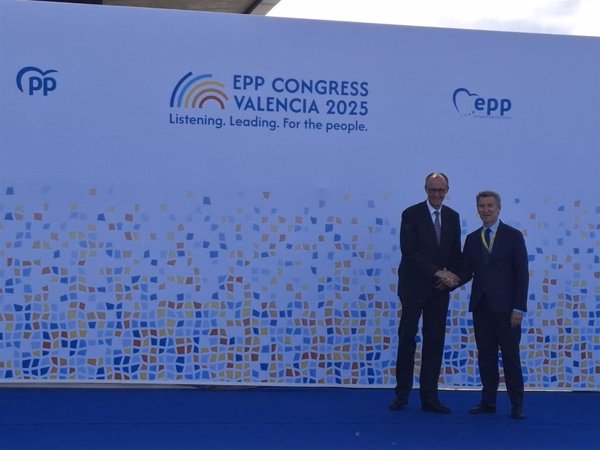 Feijóo se reúne con el futuro canciller alemán en el marco del Congreso del PPE de Valencia