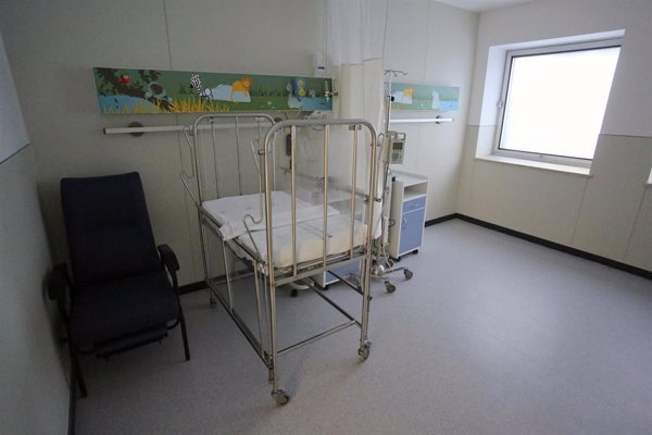 Un recepcionista de un hotel hace RCP a bebé tras asistir en el parto durante el apagón: