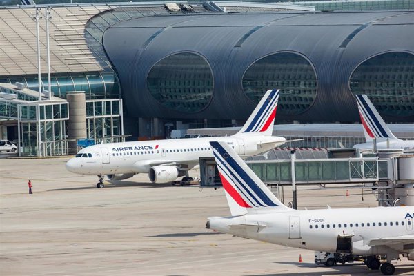 Air France-KLM reduce casi a la mitad sus pérdidas hasta marzo y mantiene previsiones pese a la incertidumbre