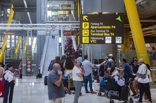 Los aeropuertos españoles operan 31.616 vuelos en el puente de mayo, un 15,6% menos que un 2024 con un día más