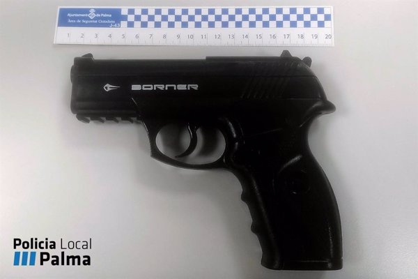 Un casero amenaza a sus inquilinos con un cuchillo de cocina y una pistola de aire comprimido en Palma