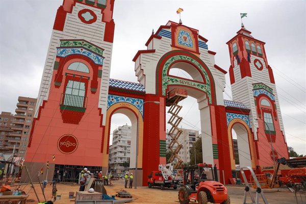 La Feria de Sevilla alcanza el 83% de ocupación hotelera y apura para instalar los farolillos por la lluvia