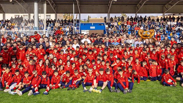 750 niños y niñas disfrutan del campo del Polideportivo Municipal Jaume Ortí en Aldaia