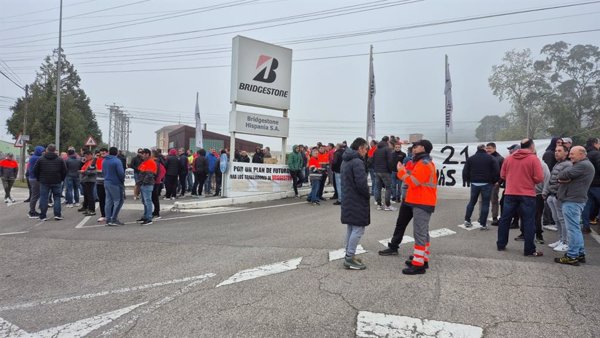 El octavo día de huelga paraliza la fábrica de Bridgestone en el 1 de Mayo