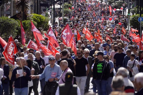Miles de personas abarrotan Vigo este 1 de mayo: