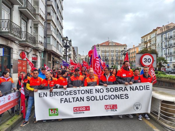 Unas 8.000 personas piden en Santander mejoras laborales y sociales
