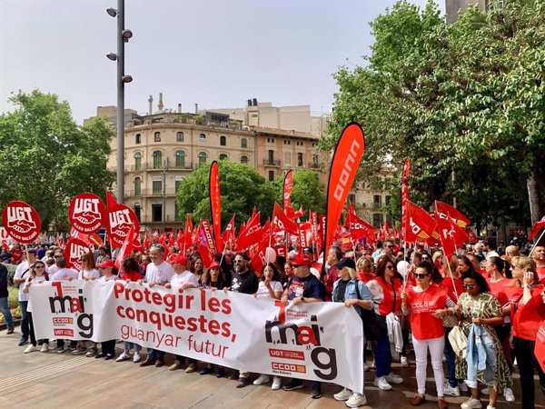Más de 1.000 personas exigen en Palma salarios que compensen el coste de la vida