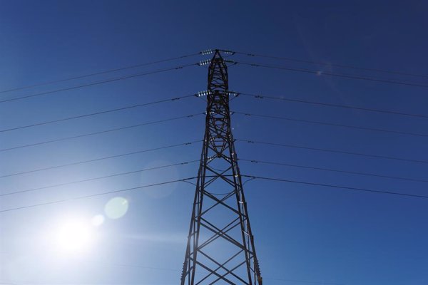 El precio de la luz cae este viernes a 10,94 euros/MWh y tendrá ocho horas de coste cero o negativo