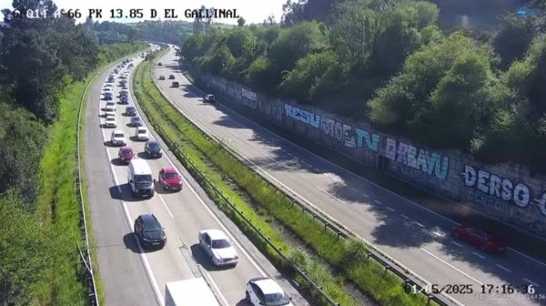 Retenciones en la A-66 en dirección Oviedo-Gijón por el incendio de un vehículo a la altura de Serín