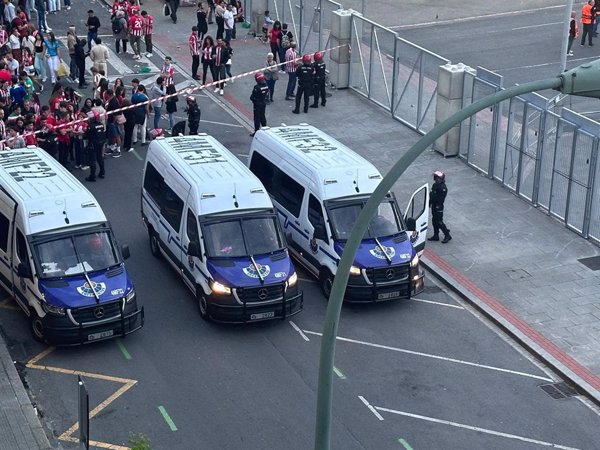 Investigada una persona tras lanzar un petardo a agentes de la Ertzaintza en las inmediaciones de San Mamés
