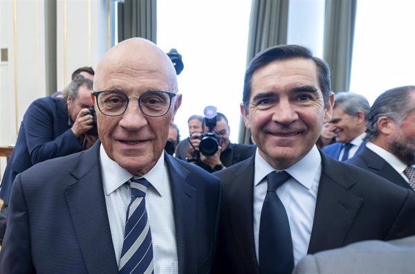 BBVA y Sabadell suben hasta un 2% tras aprobar la CNMC la OPA en segunda fase y con compromisos