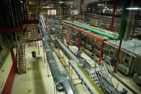 El PMI manufacturero de España se contrae por tercer mes consecutivo a causa de los aranceles