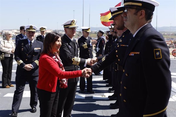 Robles visita la fragata 'Álvaro de Bazán' en Roma y destaca el