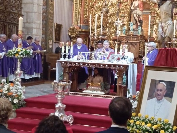 Cientos de sacerdotes, fieles y autoridades asisten a la misa funeral por el Papa Francisco en la Catedral de Badajoz