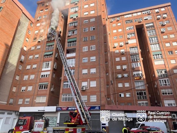 Fallece una persona tras precipitarse desde una octava planta durante un incendio en Málaga