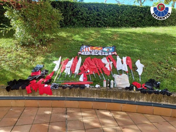 AMP. Identificados y devueltos a Madrid 118 ultras del Atlético tras lanzar mobiliario de un bar en Vitoria