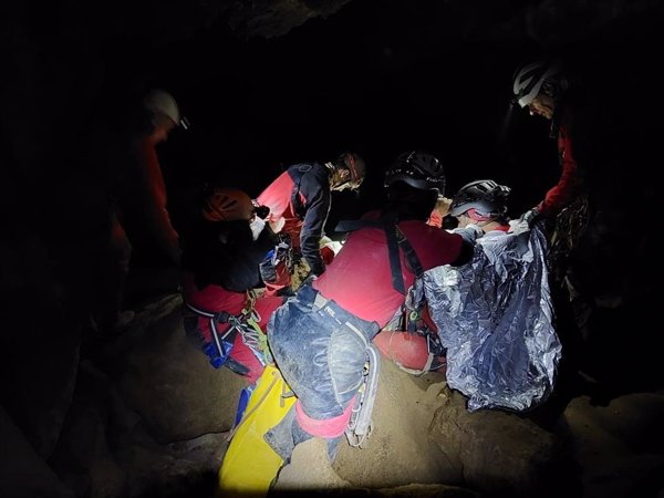 Rescatado un espeleólogo de 60 años herido en una cueva de Arredondo (Cantabria) y evacuado en helicóptero
