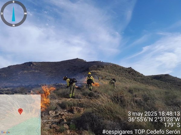 Seis grupos de bomberos y tres autobombas: el dispositivo nocturno contra el incendio en Huércal (Almería)