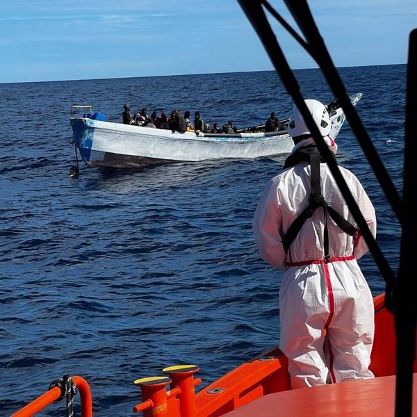Trasladan a Gran Canaria una neumática con 50 inmigrantes avistada a 60 millas de Cabo Bojador, en el Sáhara Occidental