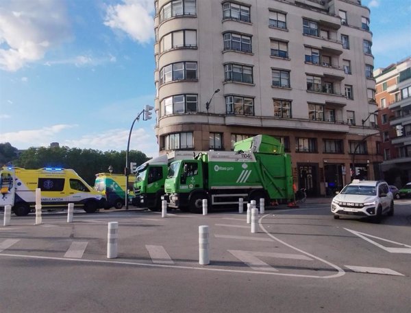 Herido un hombre en Bilbao al caer al camión de recogida de cartón cuando estaba dormido dentro del contenedor