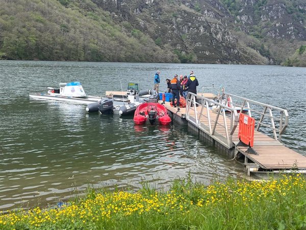 Los buzos ya trabajan en la recuperación del helicóptero del SEPA hundido en un embalse de Asturias