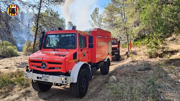 Bomberos trabajan para extinguir un incendio forestal declarado en Vilamarxant (Valencia)