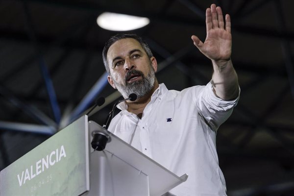 Abascal felicita a George Simion tras ganar en Rumanía: 