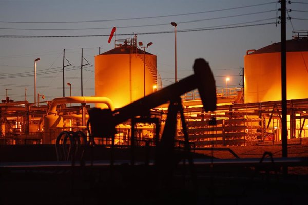 El petróleo baja hasta un 4,6% tras la decisión de OPEP+
