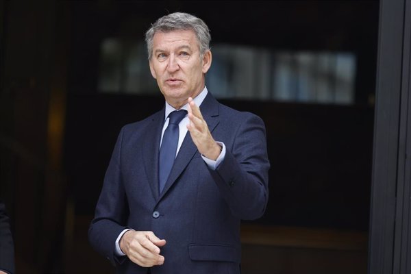 Feijóo critica que la incidencia en el AVE Madrid-Sevilla muestra, junto al apagón, 