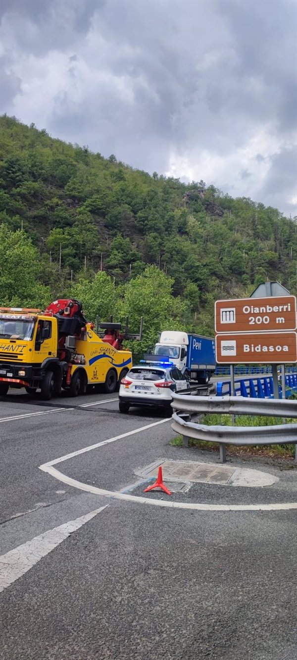 Cortada la N-121-A durante seis horas a causa del accidente de dos camiones en Igantzi (Navarra)