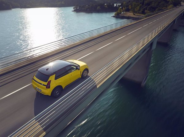 El R5 arrebata la corona a Tesla y se convierte en el eléctrico más vendido en abril en España