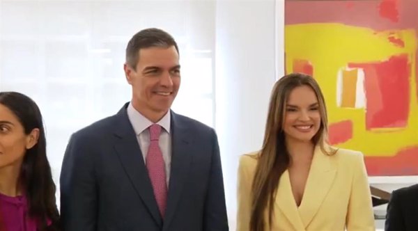 Sánchez mantiene un encuentro con Melody en Moncloa y le desea 