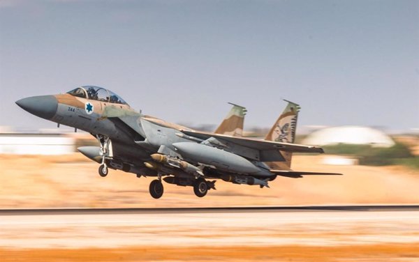 Israel bombardea Hodeida en represalia por el ataque contra el Aeropuerto Ben Gurión del domingo