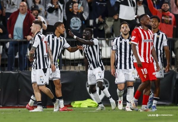 (Crónica) El Castellón da un paso hacia la permanencia a costa del Sporting