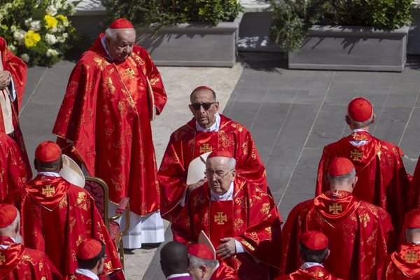 Seis cardenales españoles participarán desde mañana en la elección del nuevo Pontífice