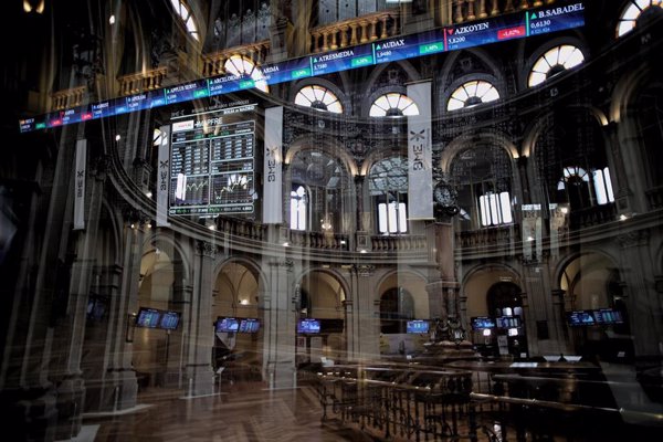 El Ibex 35 corrige un 0,3% al mediodía y cede los 13.500 puntos con la vista en la Fed