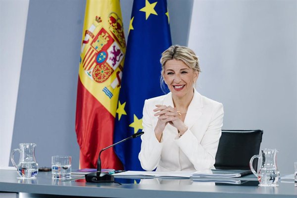 El Gobierno da luz verde a la rebaja de jornada, el proyecto 'estrella' de Díaz para esta legislatura
