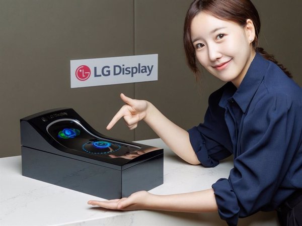 La nueva pantalla automotriz estirable de LG avanza hacia la movilidad futura al expandirse un 50% para crear botones