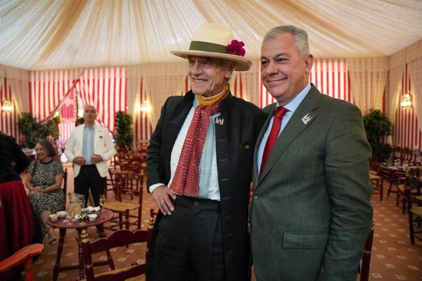 El alcalde recibe al actor británico Jeremy Irons en su primera visita a la Feria de Sevilla