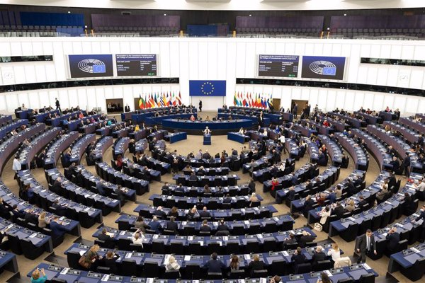 La Eurocámara aprueba tramitar por la vía rápida dar hasta 2027 a fabricantes de coches para reducir CO2