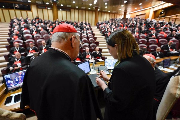 Una mujer anula el anillo del pescador durante la última reunión preparatoria de los cardenales
