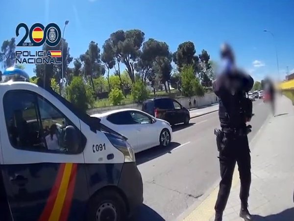 Policías nacionales llevan al hospital en pleno apagón a una mujer que se puso de parto en una calle de Madrid