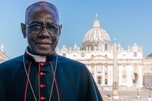 Robert Sarah, cardenal guineano 'opositor' a Francisco que sembró con un libro polémica entre los dos papas