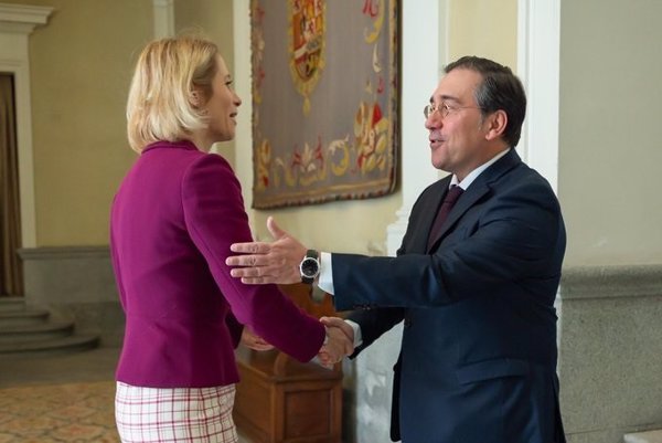 Albares pide a Kallas que la UE discuta la 