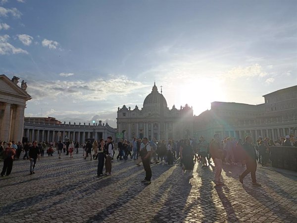 Turistas y peregrinos, expectantes ante la elección del nuevo Papa: